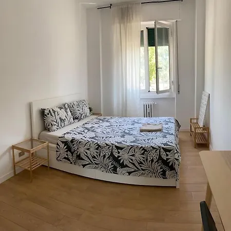 Апартаменты Lovely Spacious Милан